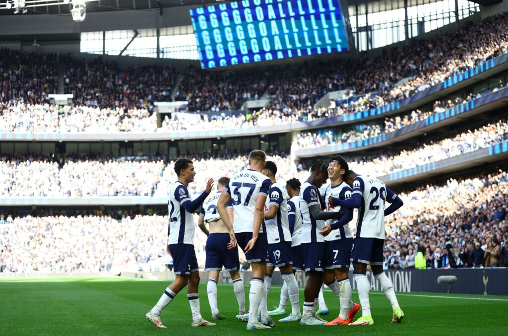 Group of Tottenham Hotspur players celebrate goal